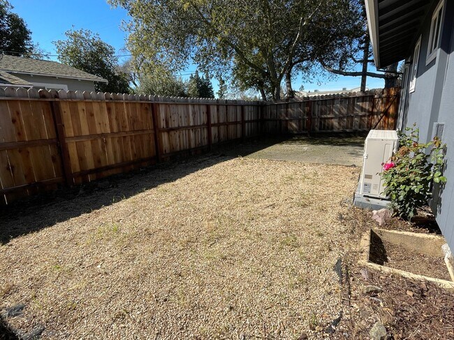 Building Photo - 12-775