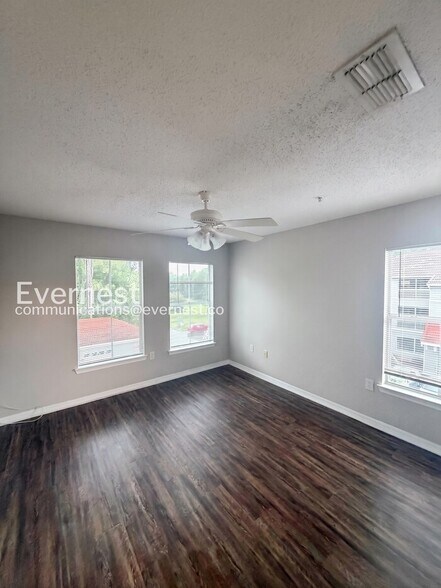Building Photo - 18001 Richmond Pl Dr