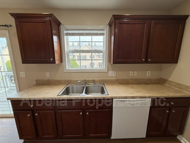 Building Photo - 2121 S Greenwood Dr