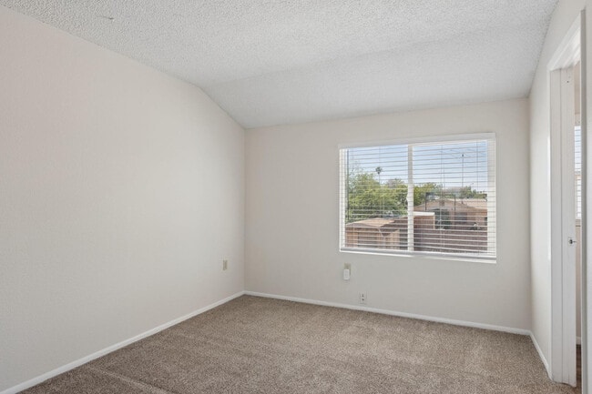 Building Photo - 2423 E Maryland Dr