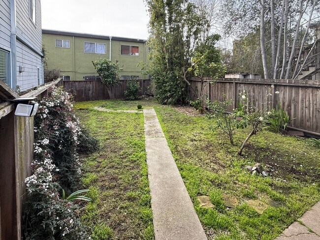 Building Photo - Cozy 2+bdrm/1 bath home w/a huge basement, washer/dryer, & off street pkg, space in the heart of ...