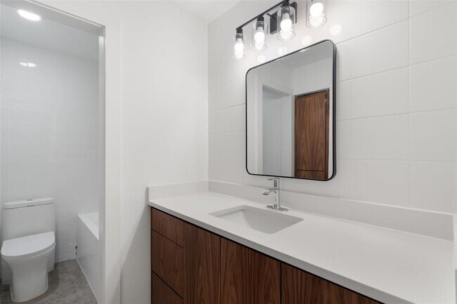 Building Photo - 1800 Nicole Cir