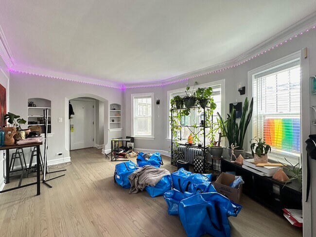 Building Photo - 1352 W Carmen Ave