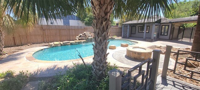 Building Photo - 11302 Meadow Lake Dr