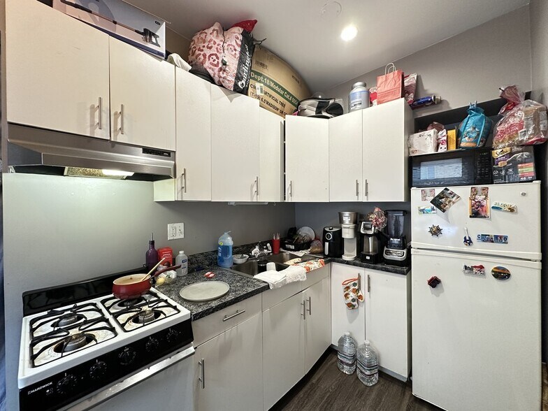 Building Photo - 5451 N Kenmore Ave