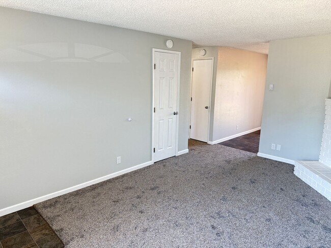 Building Photo - Updated 2 bedroom 1 bathroom dulpex in Springfield!