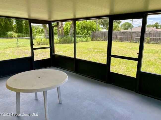 Building Photo - 1279 Valencia St SE