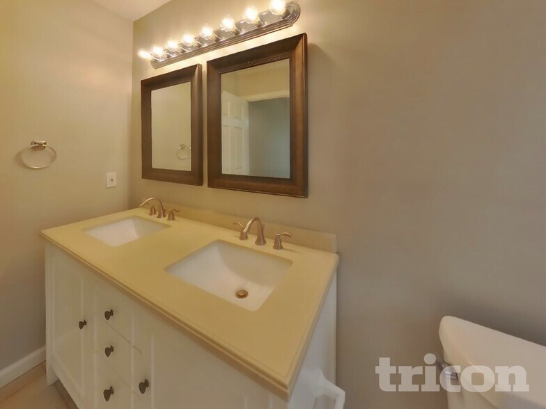 Building Photo - 12362 Mastin Cove Rd