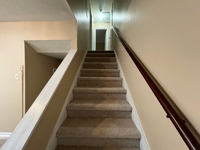 Building Photo - 6458 Easthampton Rd