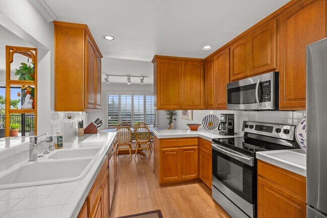 Building Photo - Luxurious 2 Bedroom, 2 Bathroom Condo for Rent