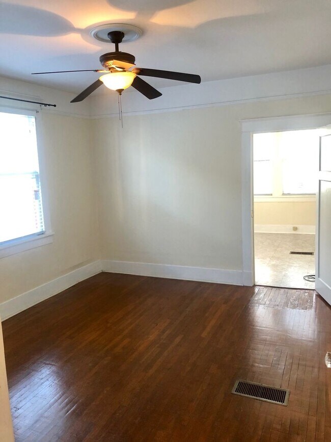 Building Photo - Spacious 2BD with Sun Room and Large Backyard