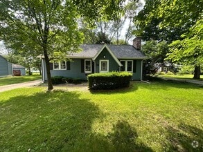 Building Photo - Three Bedroom Three Bath