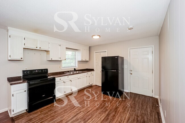 Building Photo - Your dream home awaits