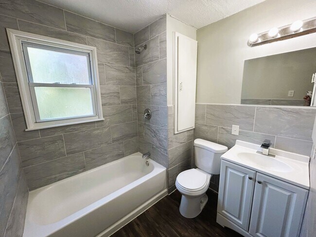 Building Photo - Bright & Spacious 3-Bed Home in Euclid