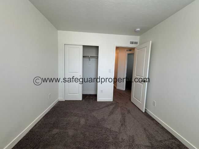 Building Photo - Beautiful Townhome in Saratoga Springs