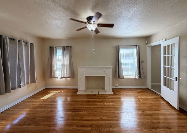 Building Photo - 210 Haggin St