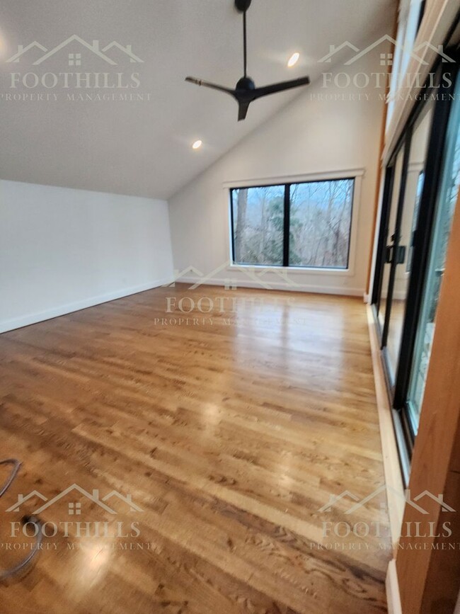 Building Photo - Spacious Furnished Home with Modern Featur...