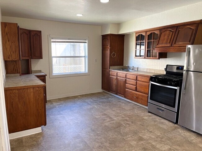 Building Photo - (OTM)520-528 Wildwood [PRM: Renee] 2026-02-10