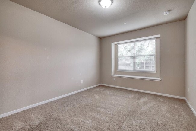 Building Photo - 2880 Donnell Dr