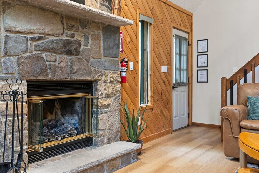 Building Photo - 2174 Lakeview Dr E