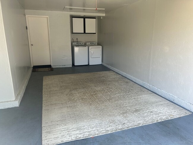 Building Photo - Newly Remodeled 2 Bedroom, 2 Bath Condo