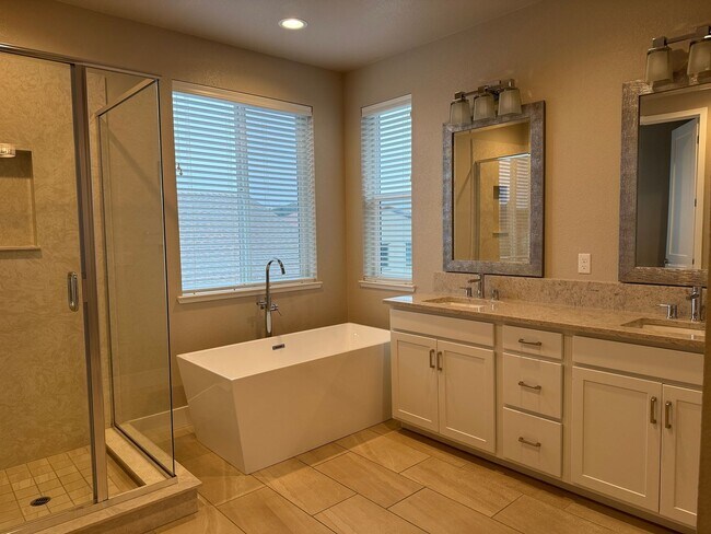 Building Photo - Fountaingrove 4 bedroom beauty