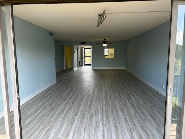 Building Photo - 300 N Hwy A1A