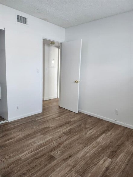 Building Photo - 10037 Winding Lake Rd