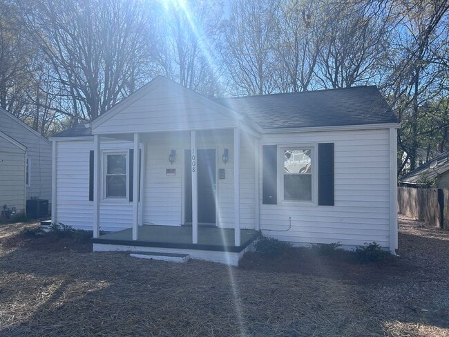 Building Photo - Great central Greensboro location with a detached 2 car garage space! Near UNCG