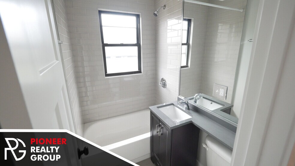 Building Photo - 910 W George St