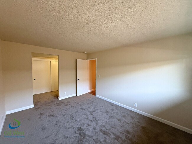 Building Photo - 5863/5865 Hillview Ave.