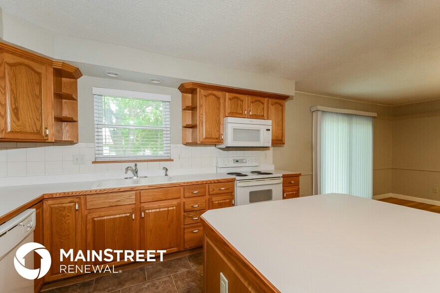 Building Photo - 2060 Avon Dr