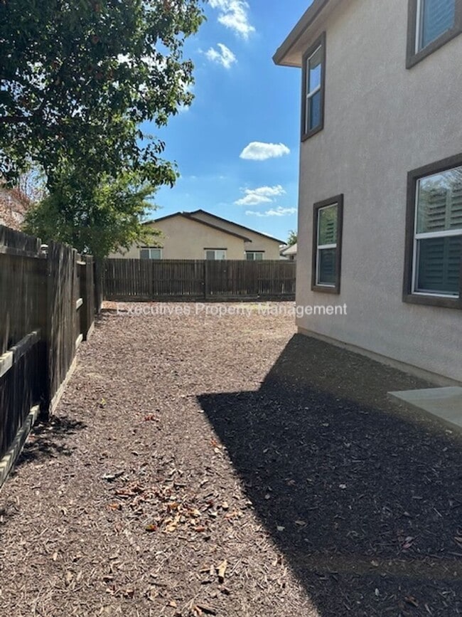 Building Photo - 518 Barclay Way