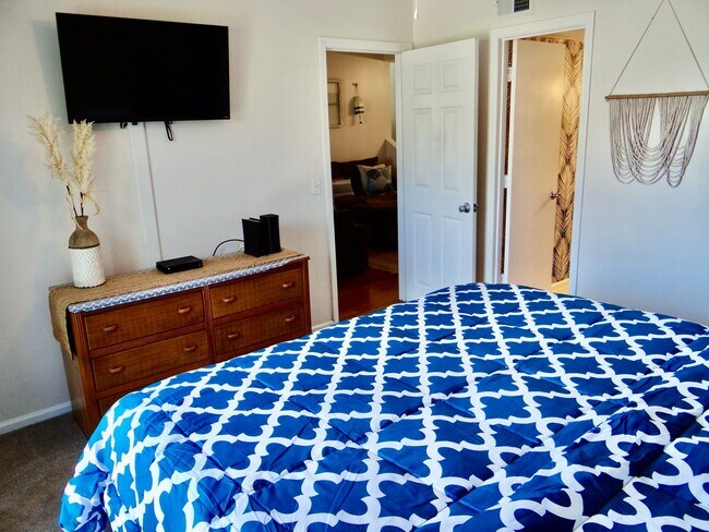 Building Photo - Furnished All-Inclusive 4bed/3bath condo a...