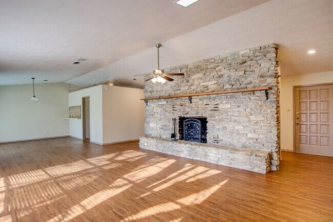 Building Photo - 2/2 in Greenwood Forest
