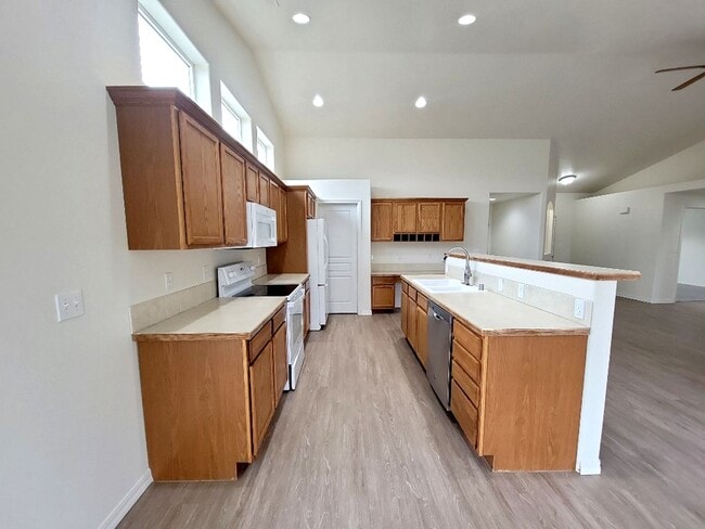 Building Photo - Spacious Rambler in West Richland