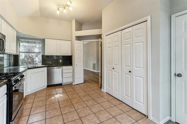 Building Photo - 5905 Shanghai Pierce Rd