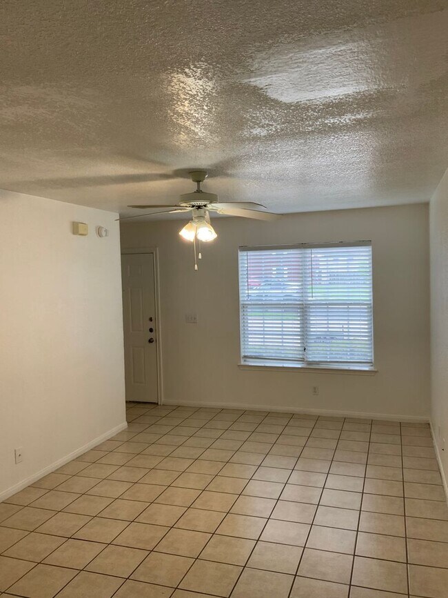 Building Photo - 202 W Mary Jane Dr