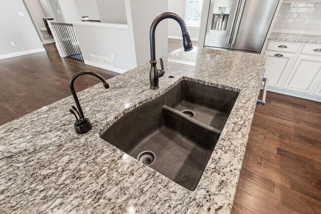 Building Photo - 1605 Labrador Dr