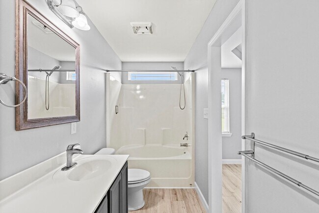 Building Photo - Bridgeport Home with Community Pool!