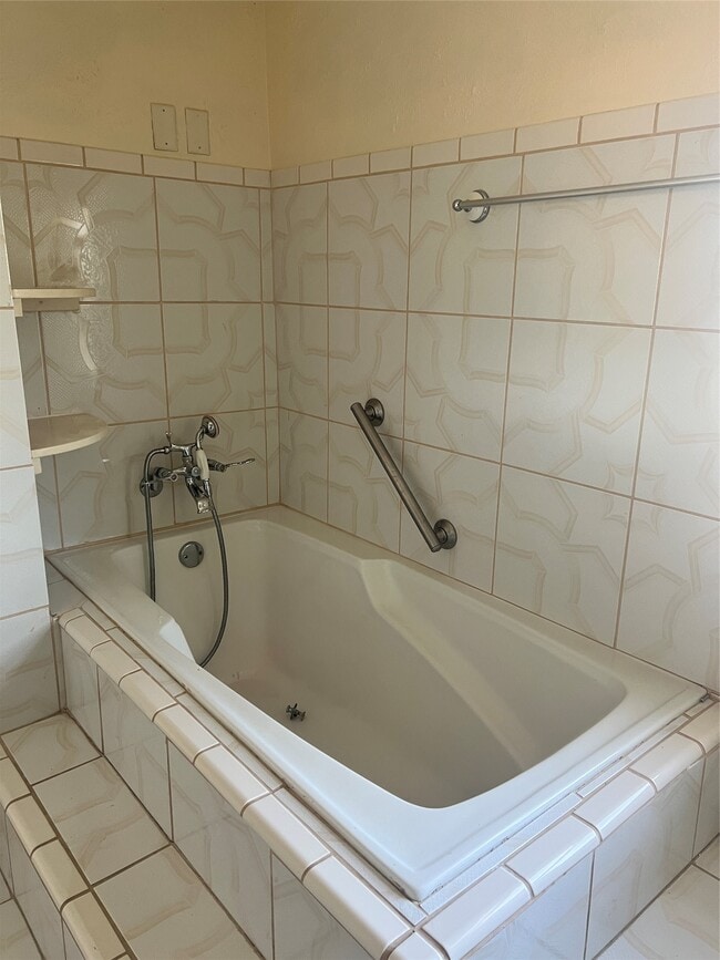 Building Photo - 5604 Chapman St