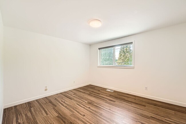 Building Photo - Beautiful Modern House Near Lake Hills and...