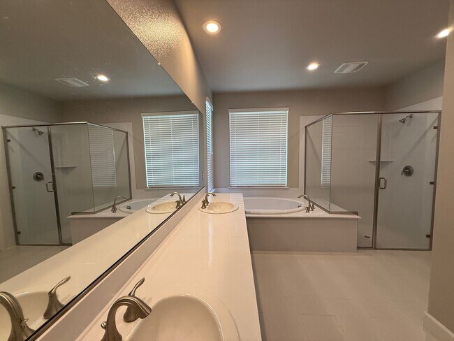 Building Photo - 901 Persimmon Terrace