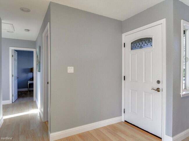 Building Photo - 4836 Serra Ave