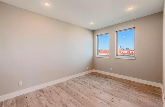 Building Photo - 1118 Galveston Ave