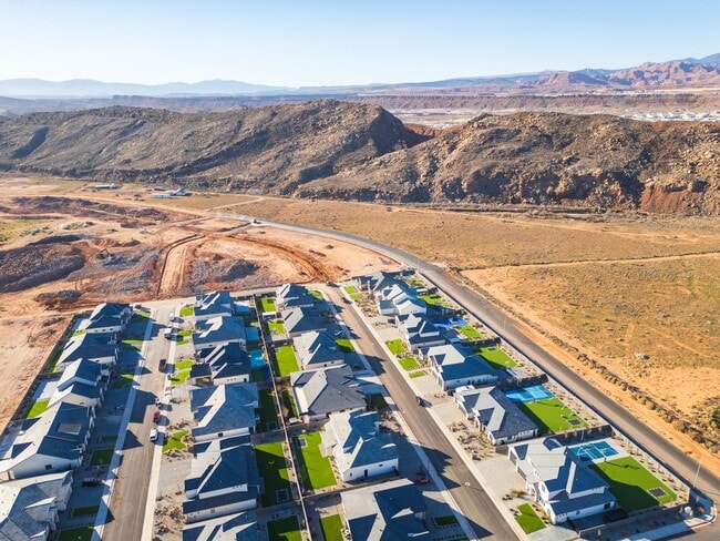 Building Photo - 6 bed / 4 bath / 3 car garage custom home in Pecan Valley