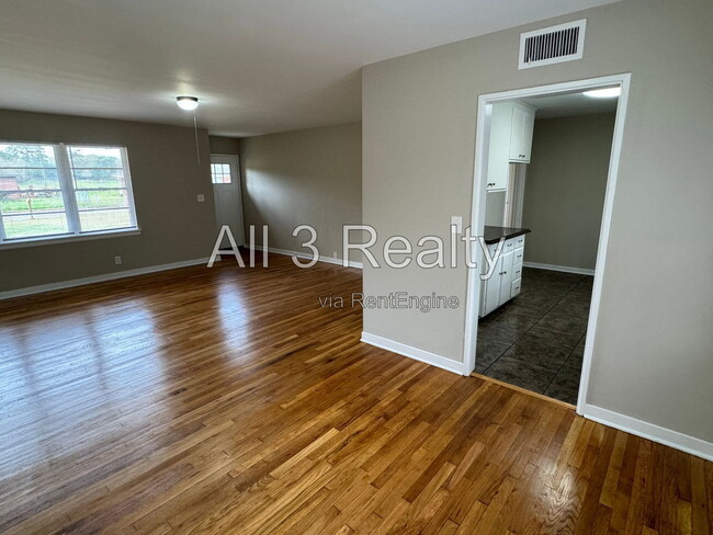 Building Photo - 990 Parkwood Dr