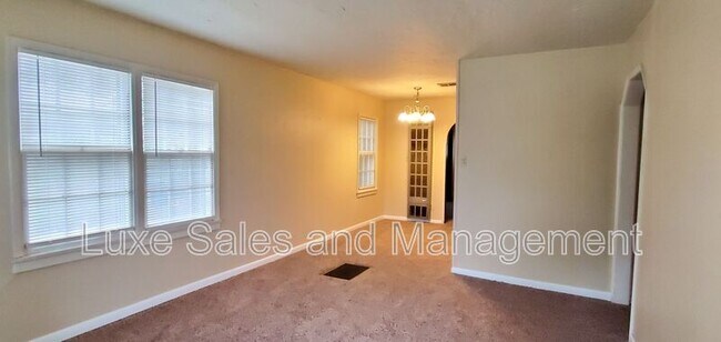 Building Photo - 1110 N Redbud