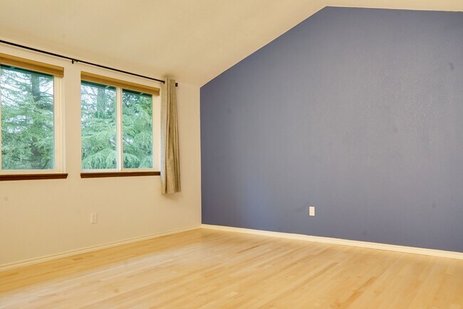 Building Photo - Kent Tri-level home