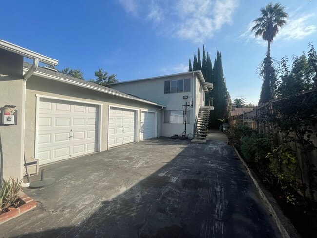Building Photo - $2995 - Cozy 2/1 in the heart of Downtown San Jose